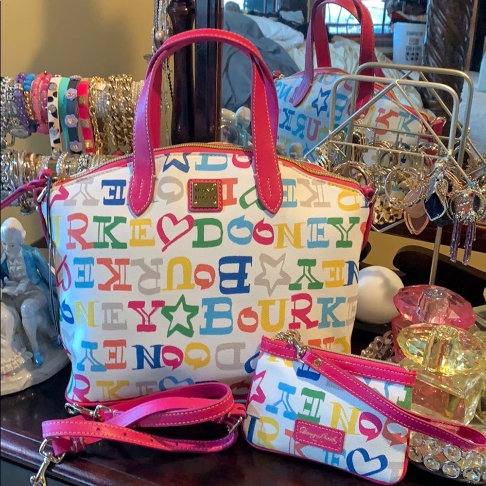 Beautiful Satchel w/wristlet.🌸